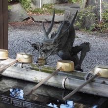 手水舎も龍の顔