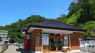 ちょっとしたお土産屋食べ物が買える