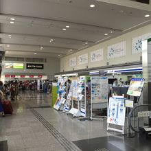 狭いロビーに３社のチェックイン窓口があるので人で溢れます。