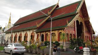 時計塔の通りを南に直進したところにあります