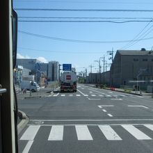 前のタンクローリーの先に見えるのがべだ踏み坂です。