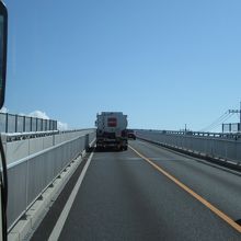 渡り始めると普通の坂（松江側から上ったところ）