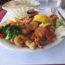 蟹の足、貝柱、イカ、各種魚のフリット盛り合わせ。