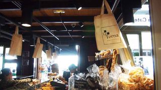 サンタカテリーナ(Santa Caterina)市場の入り口にあるバゲットなど様々パンが豊富なお店