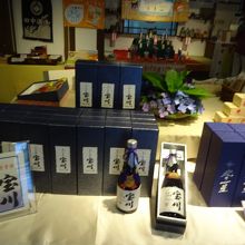 １回500円の輪投げ。景品は自慢の酒