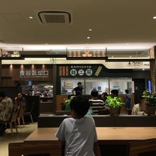 とてもきれいなフードコートの中にあります。