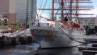 優雅で美しい帆船