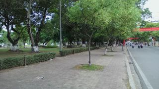 新市街の川沿い通り