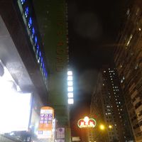 夜は緑の建物を目印に