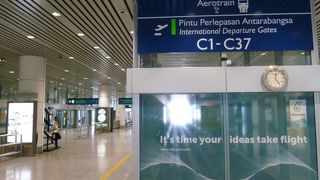 結構距離のある空港内シャトル