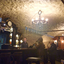 ランチ時はカウンターでオーダー、支払をしてから席に着く