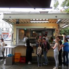 レストランと言うよりお店です。雨が降ると辛い