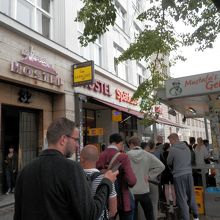 夜中に行っても行列だとか？パン焼くのが遅い！