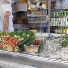 ソース３種、類野菜４〜５種類とチーズとチキンのサンドです。