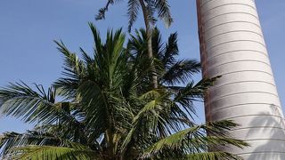 世界遺産城塞都市ゴール旧市街の突端にある灯台、ビーチが下にある