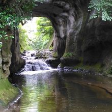 亀岩の洞窟（少し斜めから）