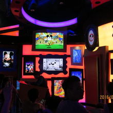 液晶テレビに映し出されたミッキーマウス