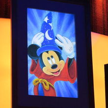 液晶テレビに映し出されたミッキーマウス