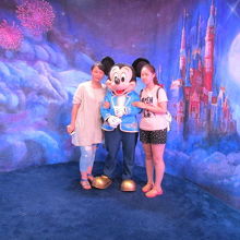 ミッキーと一緒に写真が撮れます。