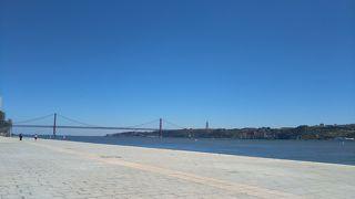 青空の下で長い橋が綺麗でした