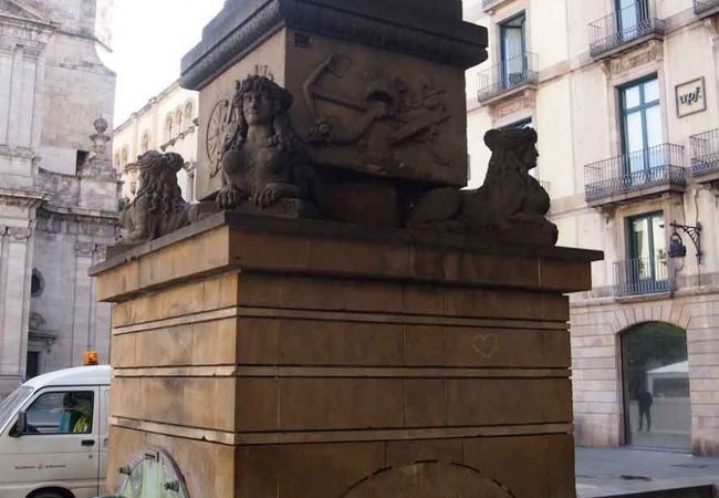 メルセ広場に静かに佇むとても古い噴水