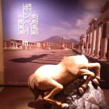 ケンタウロスの銅像がある撮影スペース