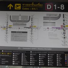 空港の案内板　コンコースが横縦に３コースあります　広い!!