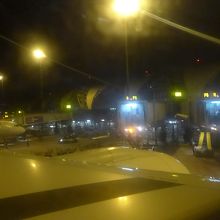 到着した際の空港の夜景です