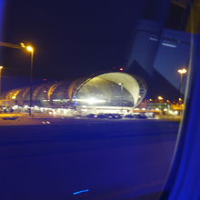 空港ターミナルビルの夜景(帰路時撮影)