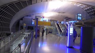 びっくりするほど広い空港です!!