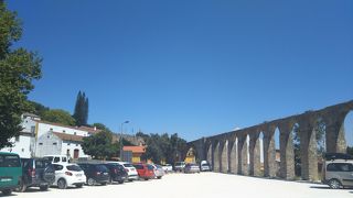 街の外に出ると城壁から伸びている水道橋が見えます