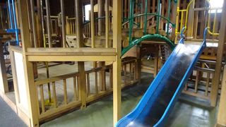 中は休憩所と子どもの遊びに