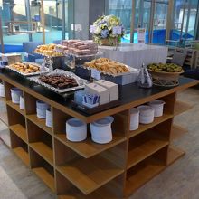 ラウンジ内のフードコーナー