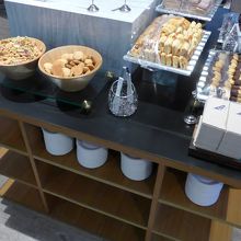 ラウンジ内のフードコーナー