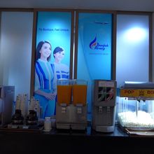 ラウンジのドリンクコーナー