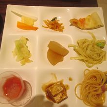 トレーに入れてきました料理の一部