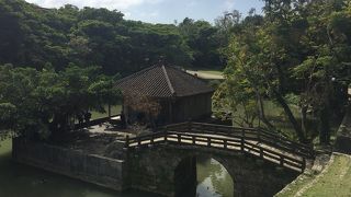 拝んでいる家族がいた