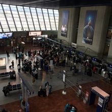 チェックインカウンターは混雑してました！