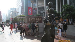 今週は４０度近い日が続いています。さすがの南京東路も人出は少ない。