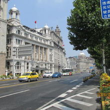 歴史建築の前の通りは中山東一路。