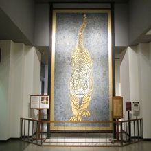 迎え虎　　どの位置から見ても真正面に見える