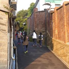 坂や階段の多いコロンス島