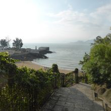 小さな浜辺もあります。