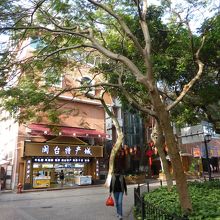 三丘田碼頭の近くには，お店が集まっています。