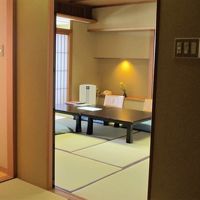 左側がベットルーム、右側が和室