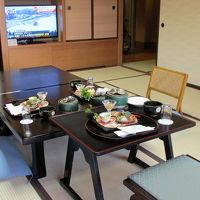 部屋食。足が不自由な母には椅子、テーブルで