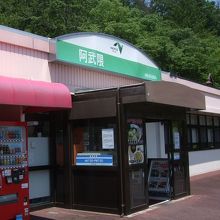 平屋の一見小さな建物ですが、中は充実しています