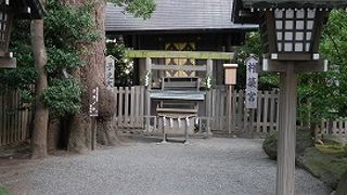 境内に建つ小さなお宮