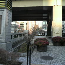 弾正橋の標識と歩道の様子です。弾正橋公園も併設されています。