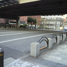 弾正橋の車道と両側の歩道です。上部の高速道路も見えます。